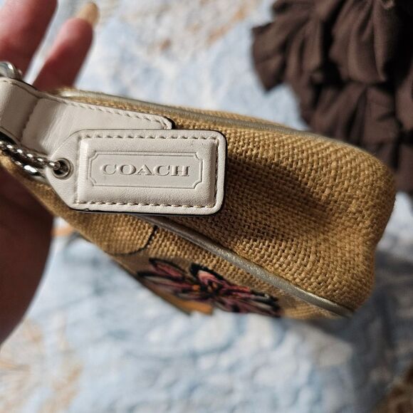 2005 Vintage Y2K Coach Demi Shoulder Bag Purse in Wicker with Rhinestone Bee - Picture 4 of 8